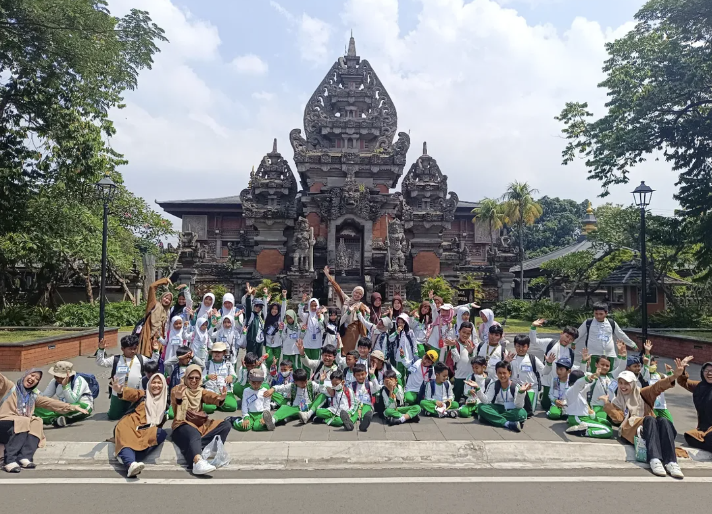 Anak-anak dalam kegiatan sekolah